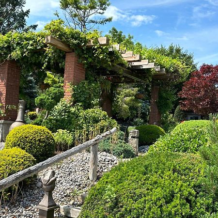 The Wind In The Willows - Luxury Lakefront Oasis Bed & Breakfast Cobourg Dış mekan fotoğraf