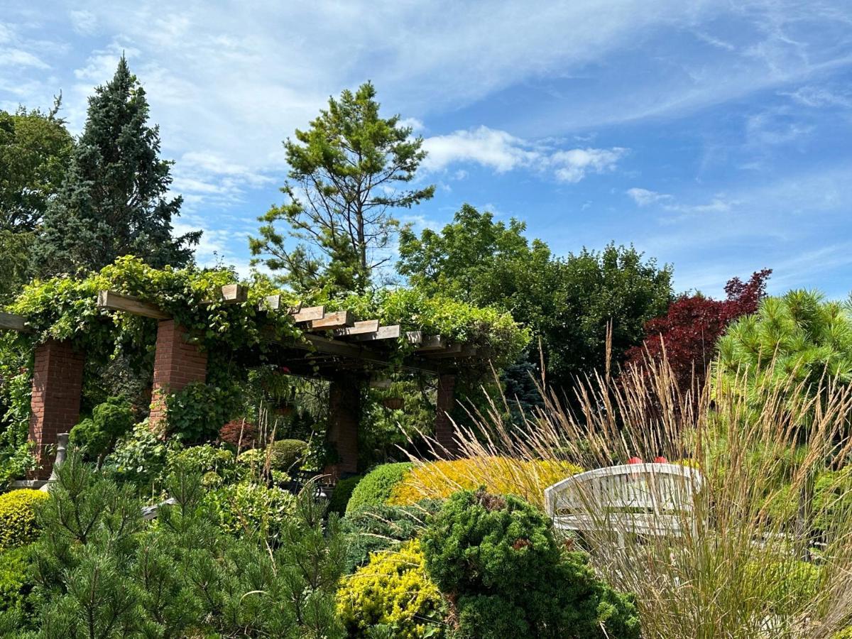 The Wind In The Willows - Luxury Lakefront Oasis Bed & Breakfast Cobourg Dış mekan fotoğraf