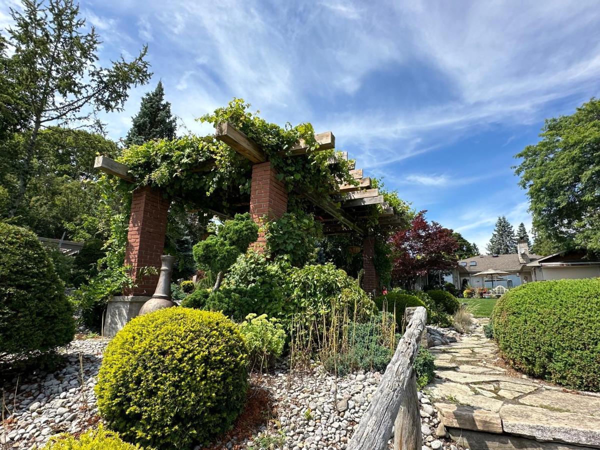 The Wind In The Willows - Luxury Lakefront Oasis Bed & Breakfast Cobourg Dış mekan fotoğraf